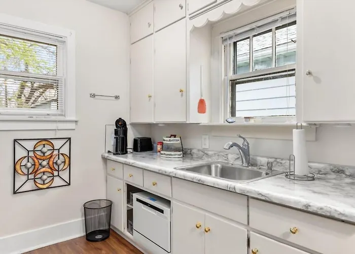 Cheerful 2 Bd With Backyard *