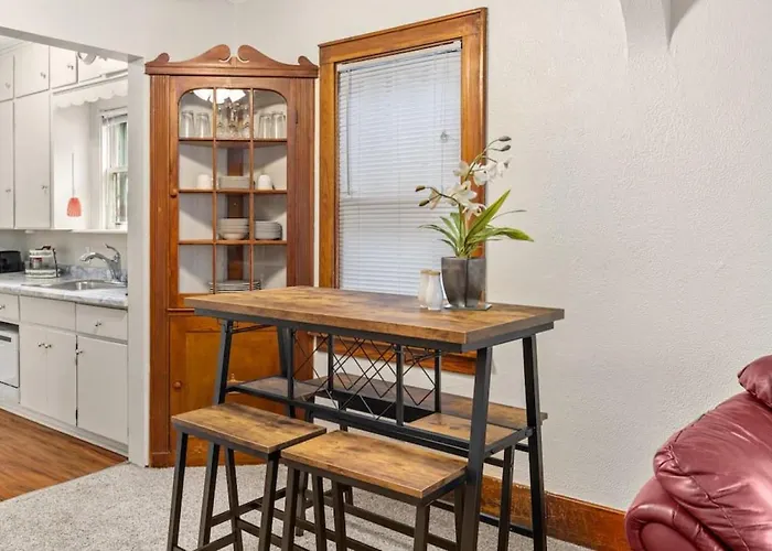 Дом отдыха Cheerful 2 Bd With Backyard *