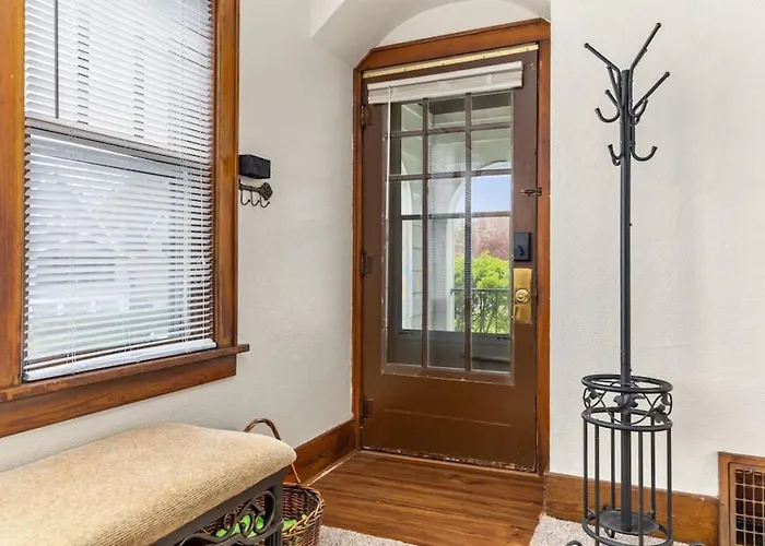 Дом отдыха Cheerful 2 Bd With Backyard Пеория