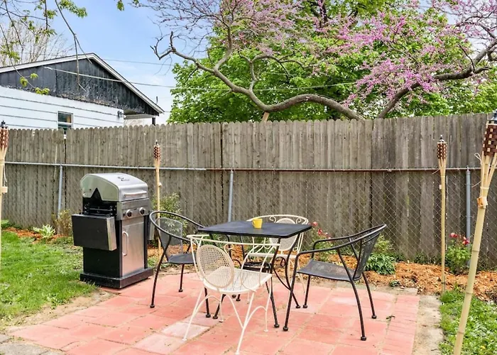 Cheerful 2 Bd With Backyard Пеория