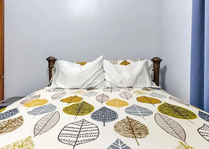 Дом отдыха Cheerful 2 Bd With Backyard