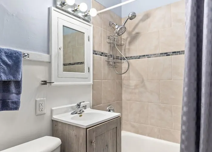 Cheerful 2 Bd With Backyard